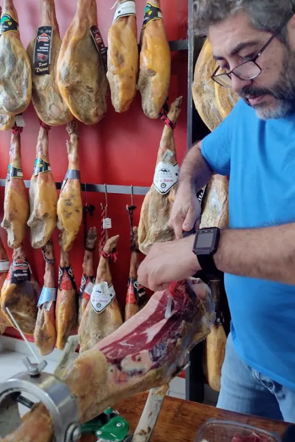 Una selección de jamones procedentes de Salamanca, Extremadura y Andalucía